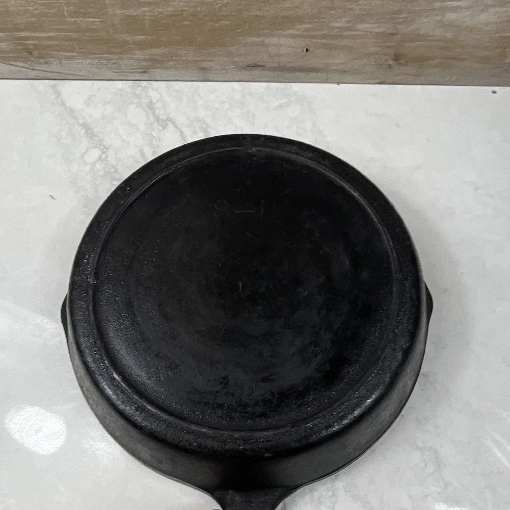 Cast Iron Frying Pan Skillet 10 in Black Round w/ Pour Spout Gas Electric